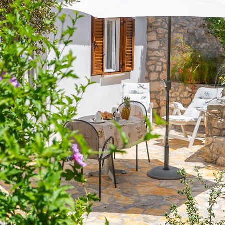 Apartments Jelena Supetar - Four Apartments - A Small House With A Private Yard - Two-Room Apartment With A Sea View - Studio Apartment - Two-Room Apartment With Garden View- Free Parking Extérieur photo