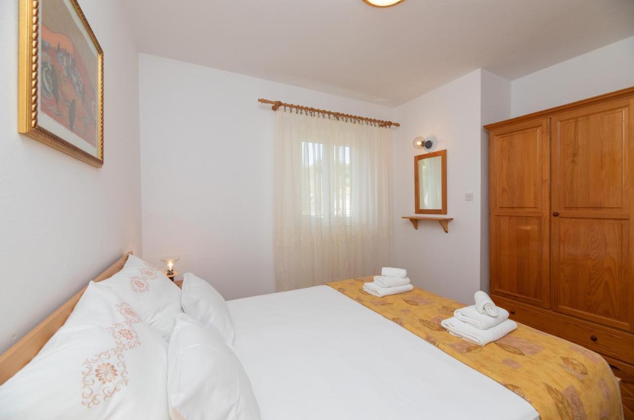 Apartments Jelena Supetar - Four Apartments - A Small House With A Private Yard - Two-Room Apartment With A Sea View - Studio Apartment - Two-Room Apartment With Garden View- Free Parking Extérieur photo