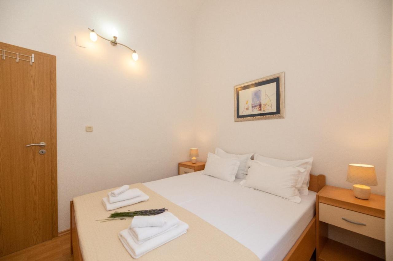 Apartments Jelena Supetar - Four Apartments - A Small House With A Private Yard - Two-Room Apartment With A Sea View - Studio Apartment - Two-Room Apartment With Garden View- Free Parking Extérieur photo