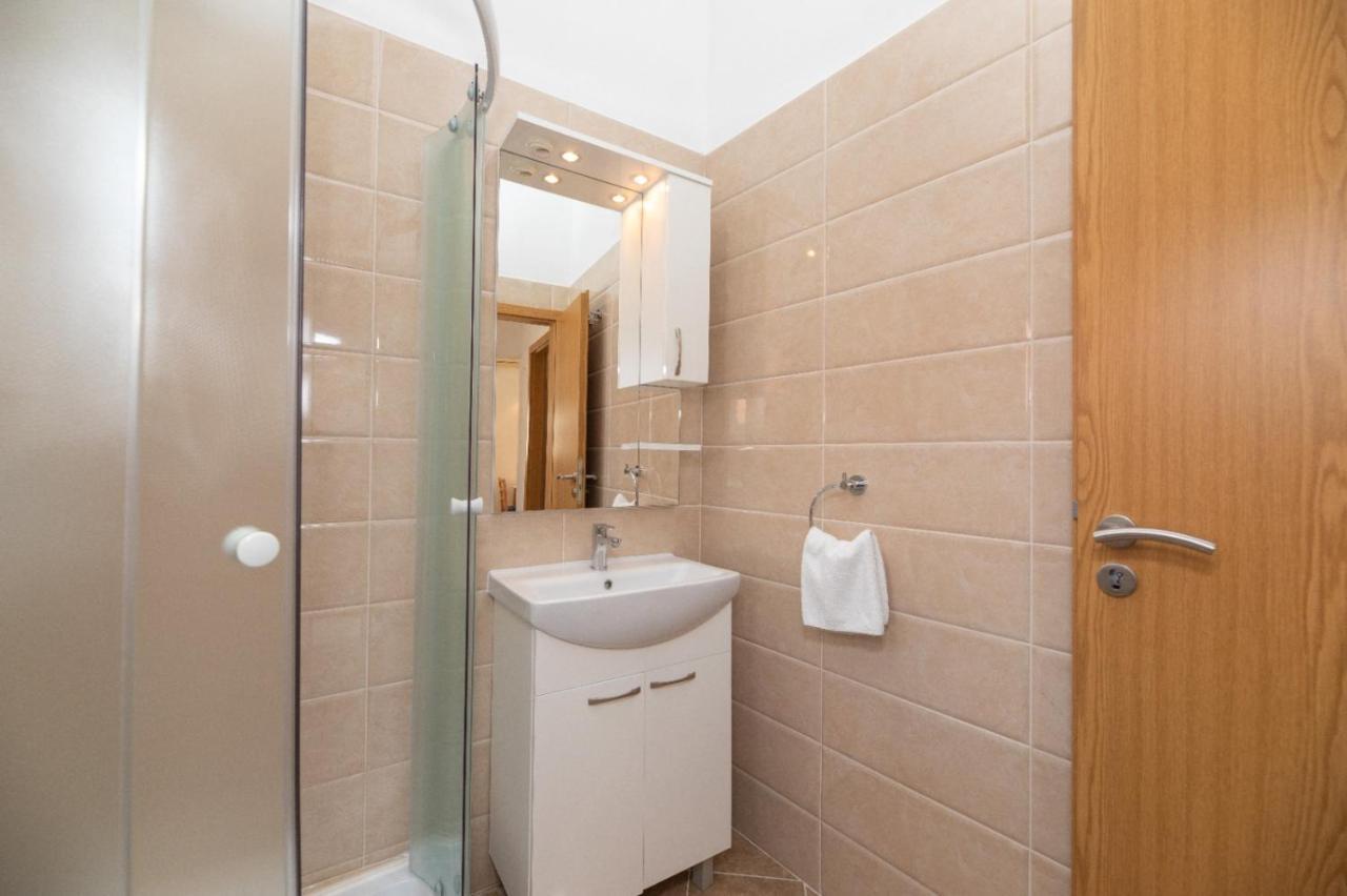 Apartments Jelena Supetar - Four Apartments - A Small House With A Private Yard - Two-Room Apartment With A Sea View - Studio Apartment - Two-Room Apartment With Garden View- Free Parking Extérieur photo