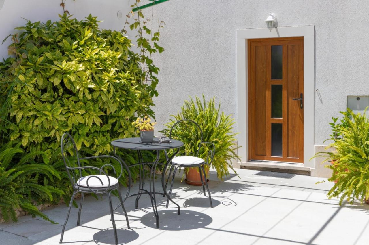 Apartments Jelena Supetar - Four Apartments - A Small House With A Private Yard - Two-Room Apartment With A Sea View - Studio Apartment - Two-Room Apartment With Garden View- Free Parking Extérieur photo