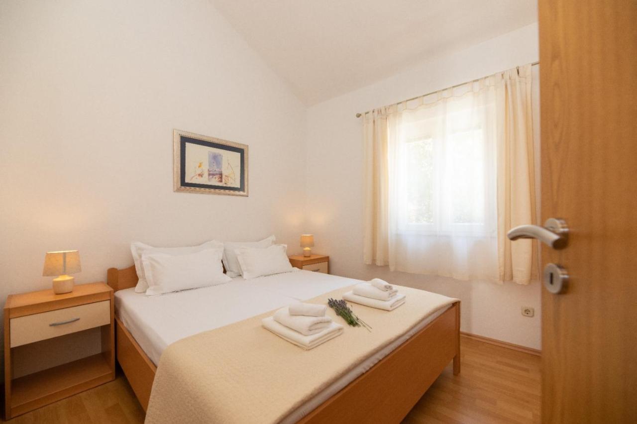 Apartments Jelena Supetar - Four Apartments - A Small House With A Private Yard - Two-Room Apartment With A Sea View - Studio Apartment - Two-Room Apartment With Garden View- Free Parking Extérieur photo
