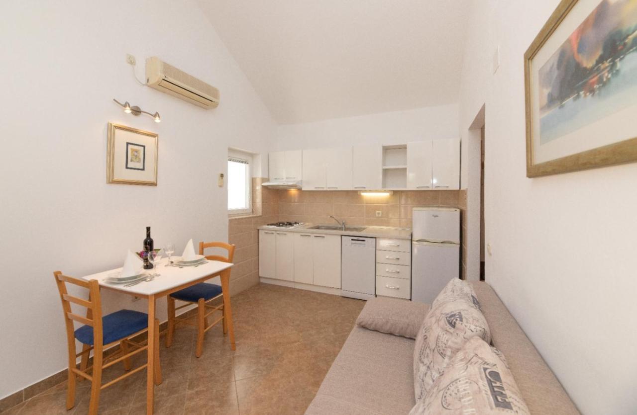 Apartments Jelena Supetar - Four Apartments - A Small House With A Private Yard - Two-Room Apartment With A Sea View - Studio Apartment - Two-Room Apartment With Garden View- Free Parking Extérieur photo
