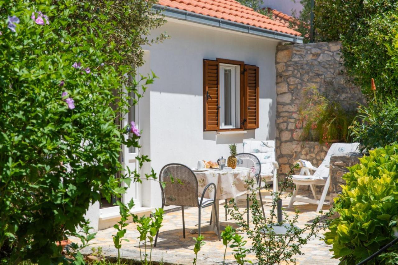 Apartments Jelena Supetar - Four Apartments - A Small House With A Private Yard - Two-Room Apartment With A Sea View - Studio Apartment - Two-Room Apartment With Garden View- Free Parking Extérieur photo