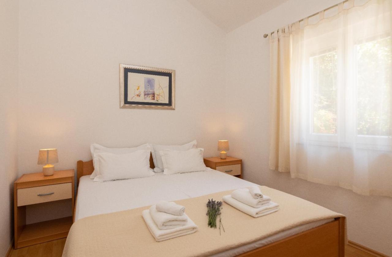 Apartments Jelena Supetar - Four Apartments - A Small House With A Private Yard - Two-Room Apartment With A Sea View - Studio Apartment - Two-Room Apartment With Garden View- Free Parking Extérieur photo