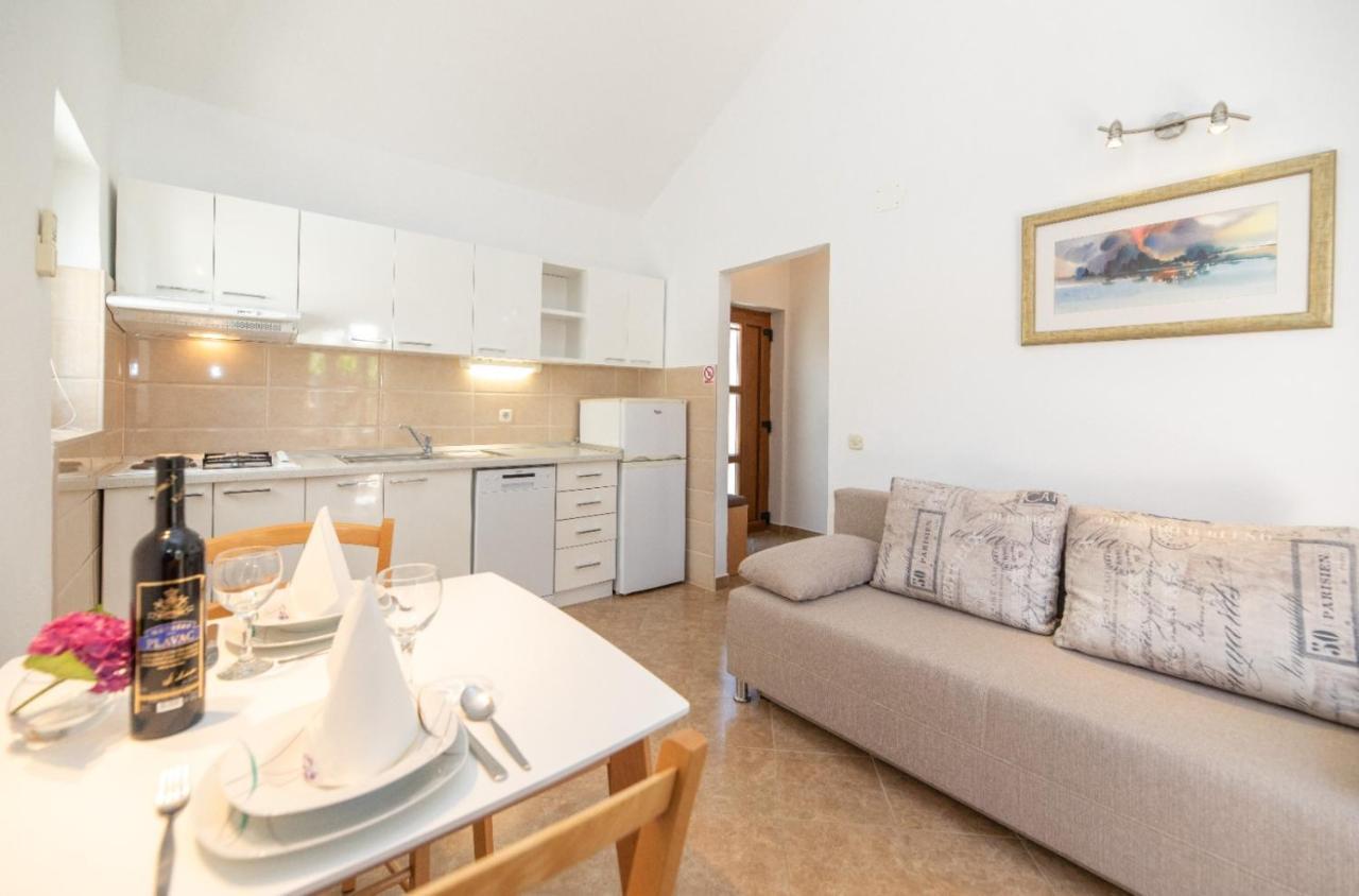 Apartments Jelena Supetar - Four Apartments - A Small House With A Private Yard - Two-Room Apartment With A Sea View - Studio Apartment - Two-Room Apartment With Garden View- Free Parking Extérieur photo