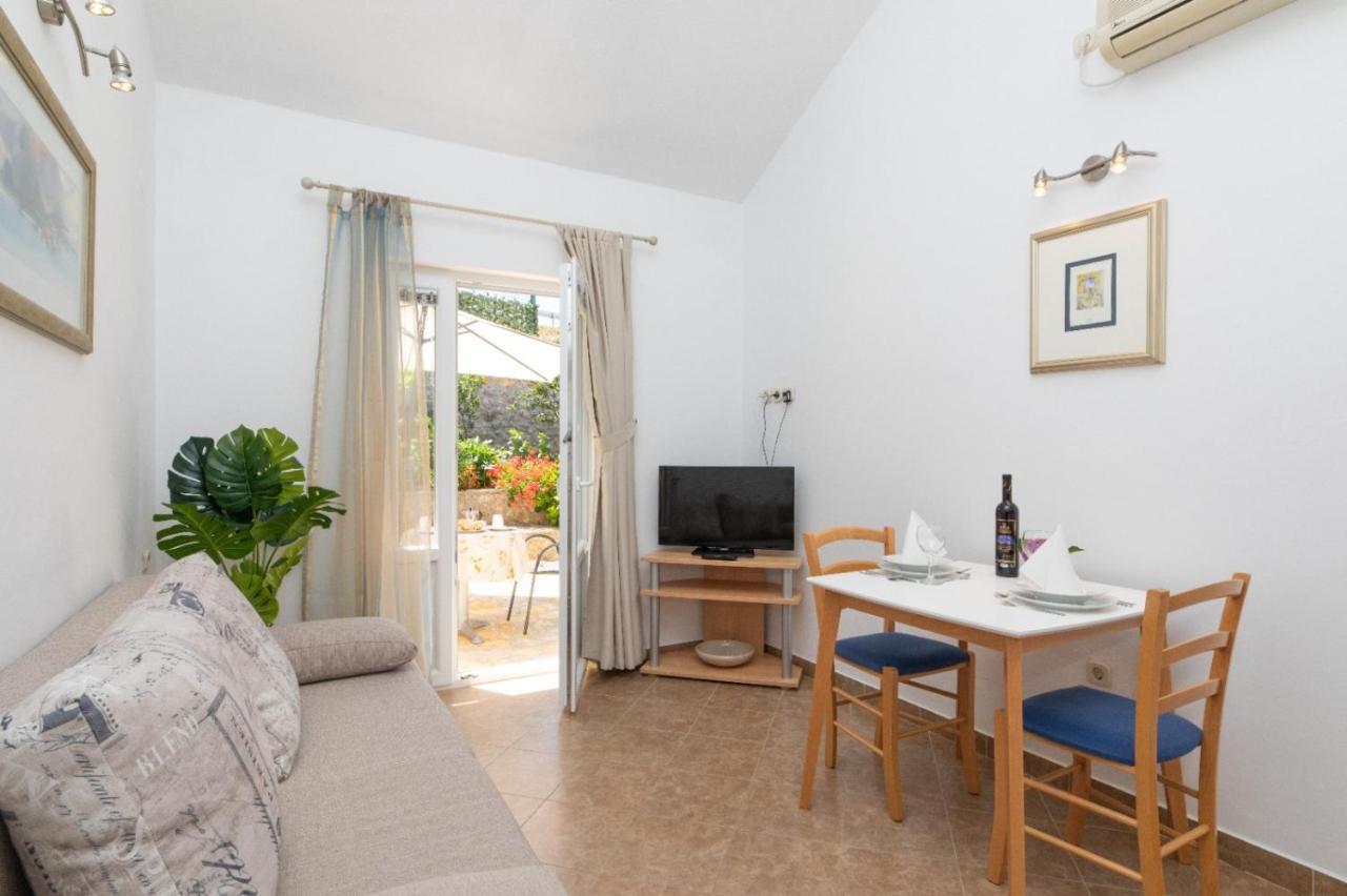 Apartments Jelena Supetar - Four Apartments - A Small House With A Private Yard - Two-Room Apartment With A Sea View - Studio Apartment - Two-Room Apartment With Garden View- Free Parking Extérieur photo