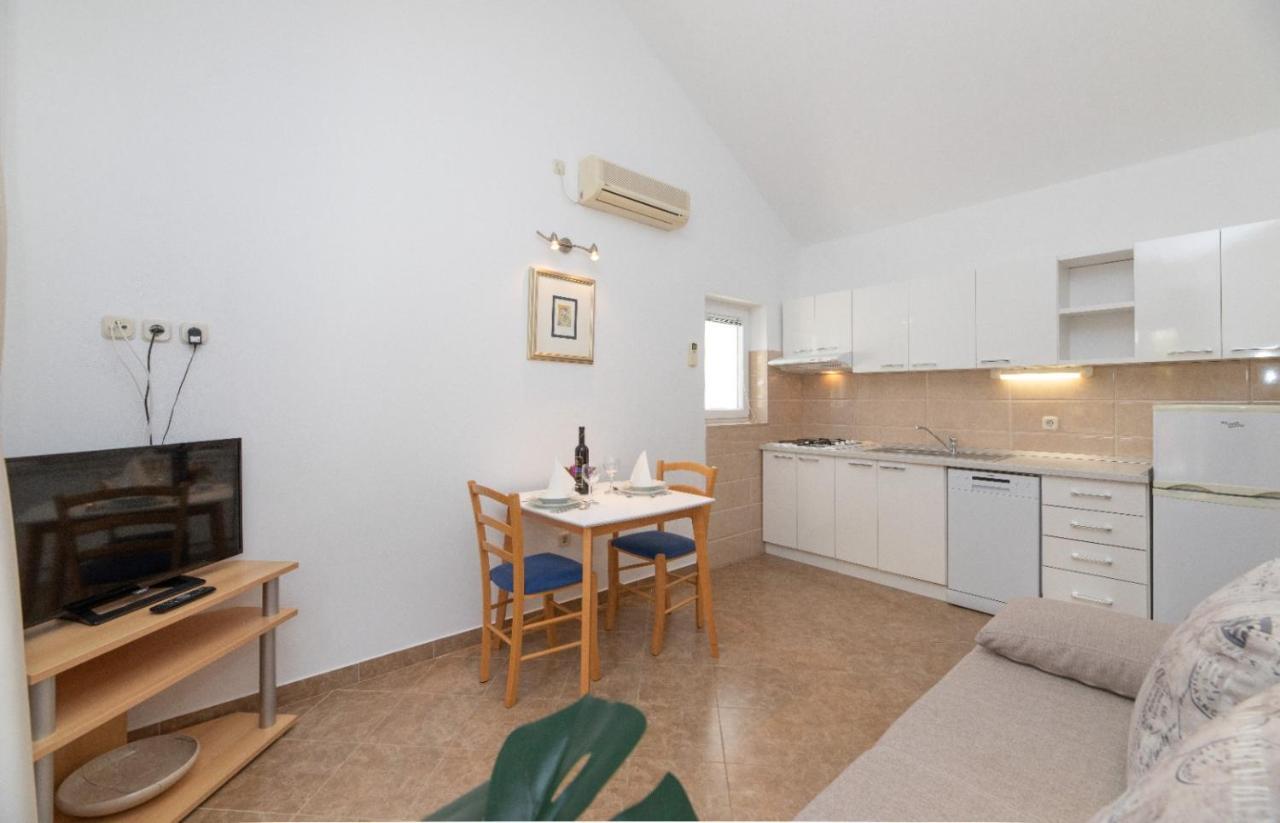 Apartments Jelena Supetar - Four Apartments - A Small House With A Private Yard - Two-Room Apartment With A Sea View - Studio Apartment - Two-Room Apartment With Garden View- Free Parking Extérieur photo