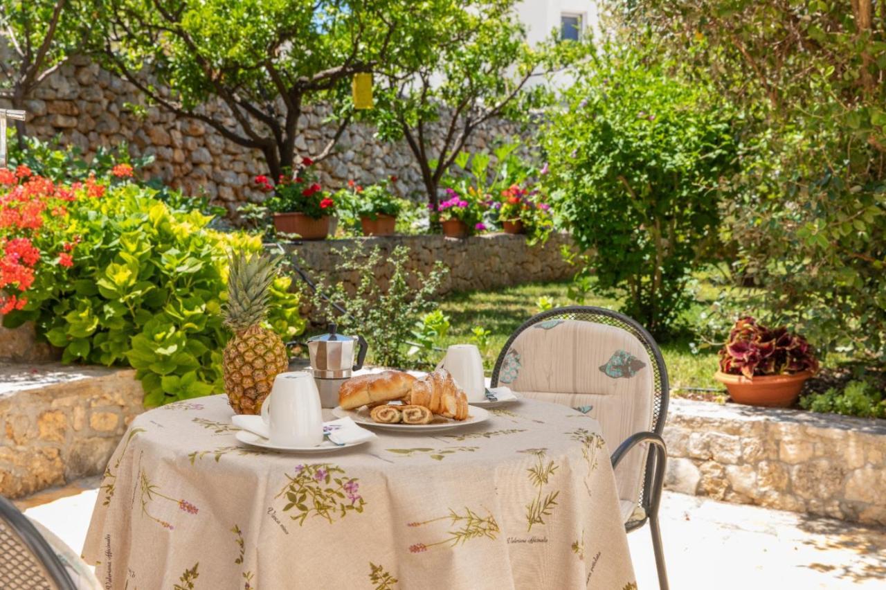 Apartments Jelena Supetar - Four Apartments - A Small House With A Private Yard - Two-Room Apartment With A Sea View - Studio Apartment - Two-Room Apartment With Garden View- Free Parking Extérieur photo