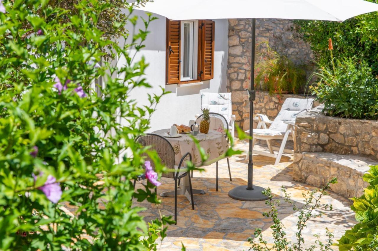 Apartments Jelena Supetar - Four Apartments - A Small House With A Private Yard - Two-Room Apartment With A Sea View - Studio Apartment - Two-Room Apartment With Garden View- Free Parking Extérieur photo