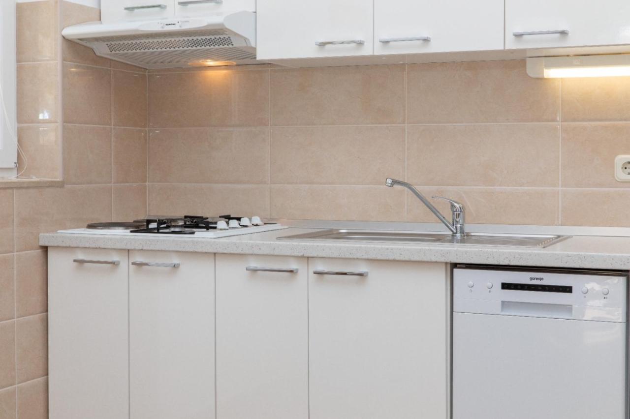 Apartments Jelena Supetar - Four Apartments - A Small House With A Private Yard - Two-Room Apartment With A Sea View - Studio Apartment - Two-Room Apartment With Garden View- Free Parking Extérieur photo