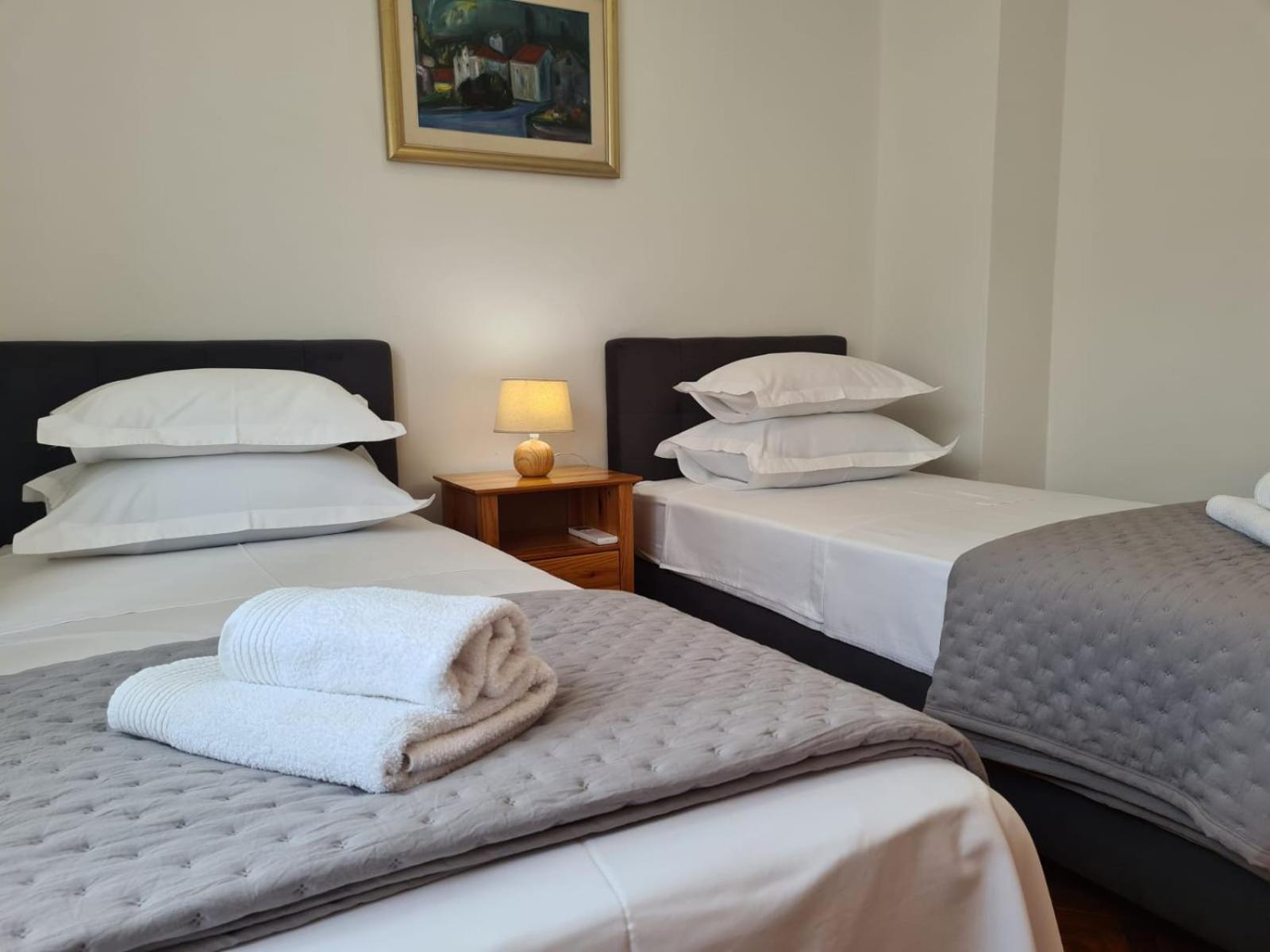 Apartments Jelena Supetar - Four Apartments - A Small House With A Private Yard - Two-Room Apartment With A Sea View - Studio Apartment - Two-Room Apartment With Garden View- Free Parking Extérieur photo