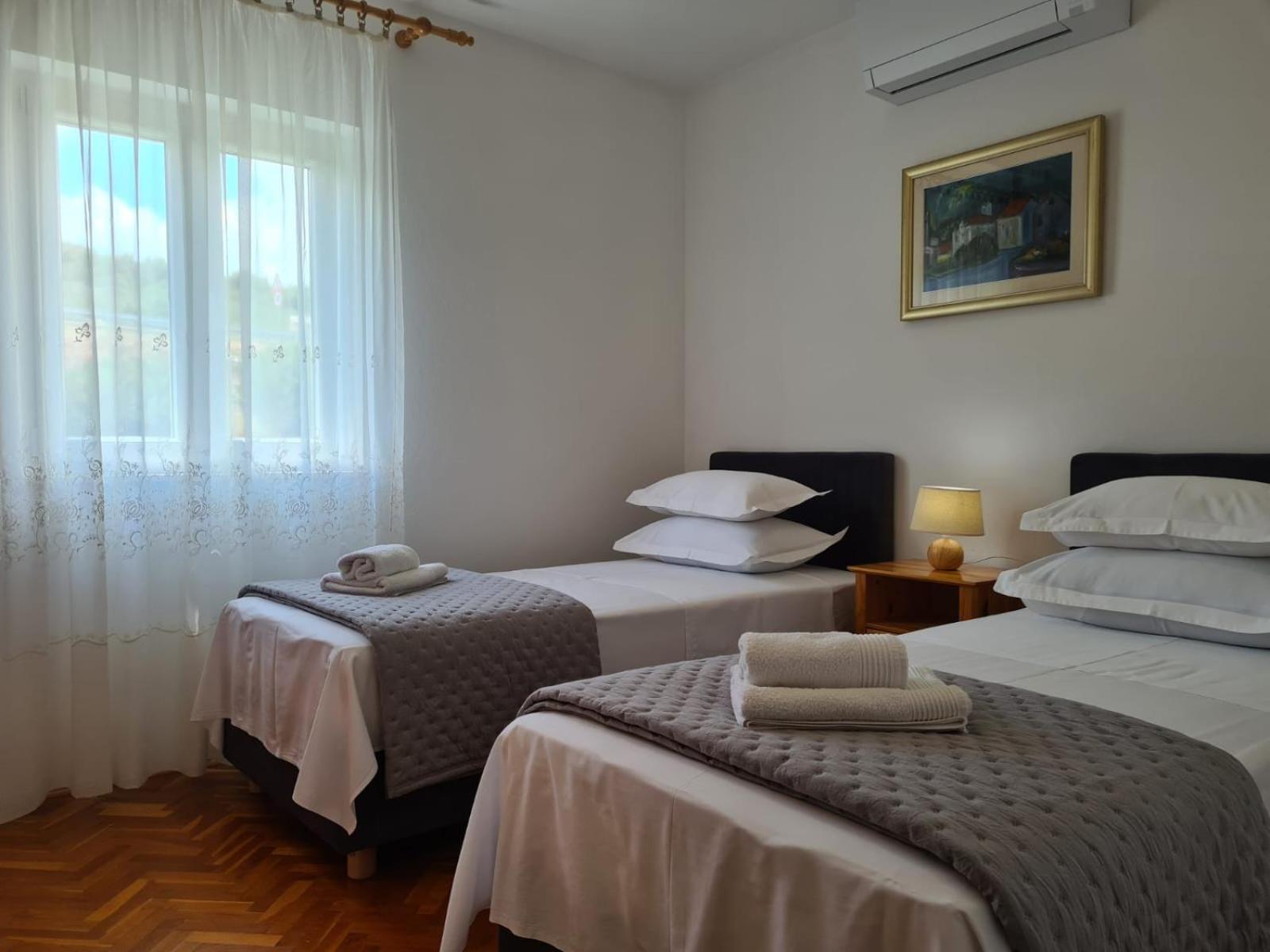 Apartments Jelena Supetar - Four Apartments - A Small House With A Private Yard - Two-Room Apartment With A Sea View - Studio Apartment - Two-Room Apartment With Garden View- Free Parking Extérieur photo