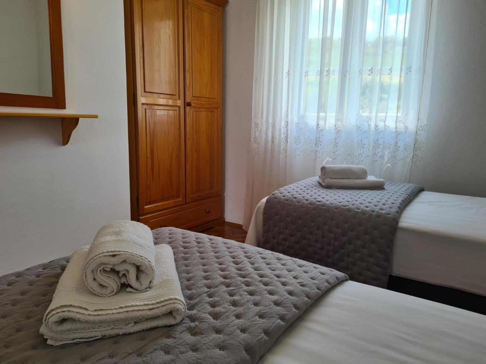 Apartments Jelena Supetar - Four Apartments - A Small House With A Private Yard - Two-Room Apartment With A Sea View - Studio Apartment - Two-Room Apartment With Garden View- Free Parking Extérieur photo