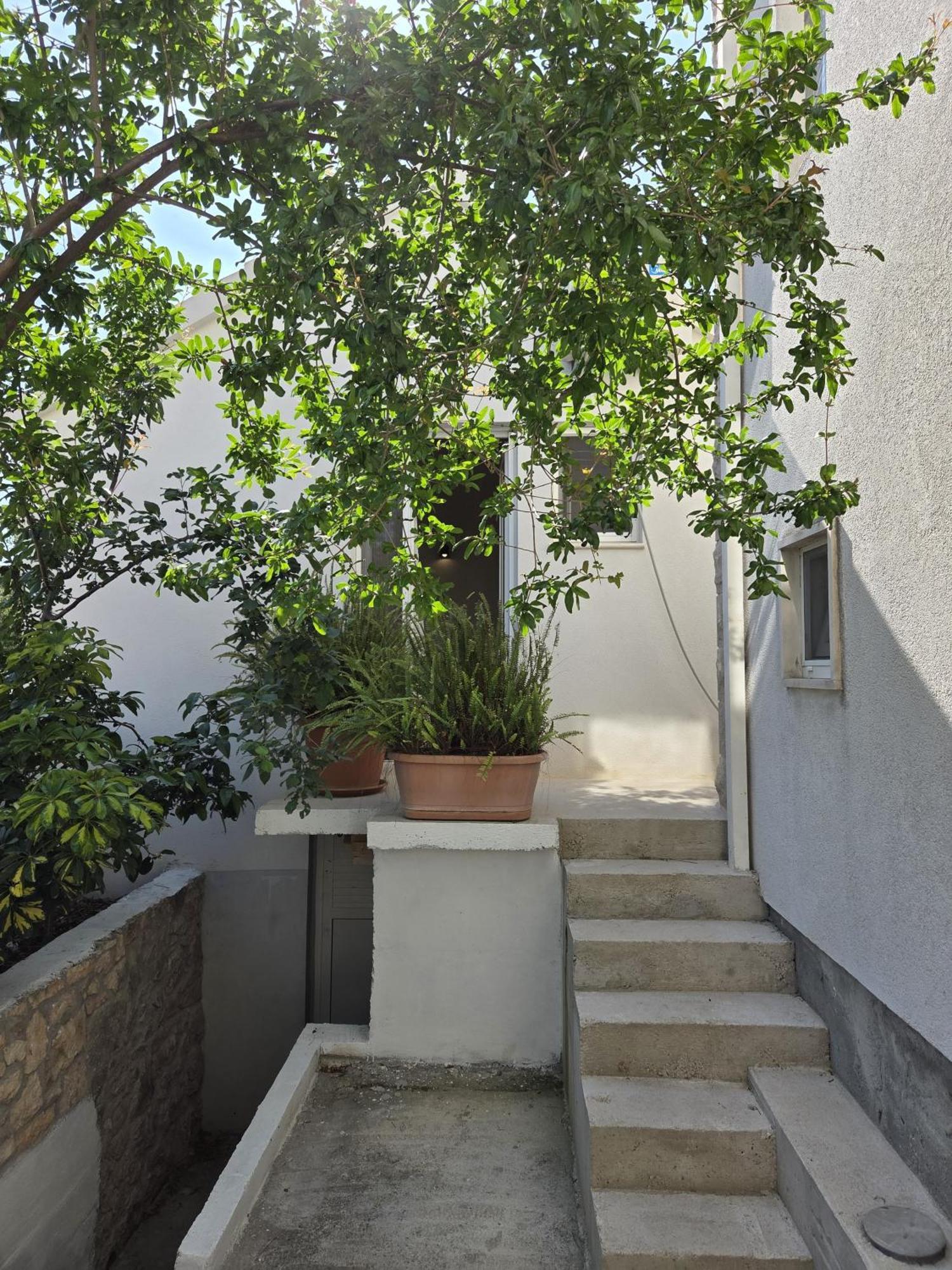 Apartments Jelena Supetar - Four Apartments - A Small House With A Private Yard - Two-Room Apartment With A Sea View - Studio Apartment - Two-Room Apartment With Garden View- Free Parking Extérieur photo