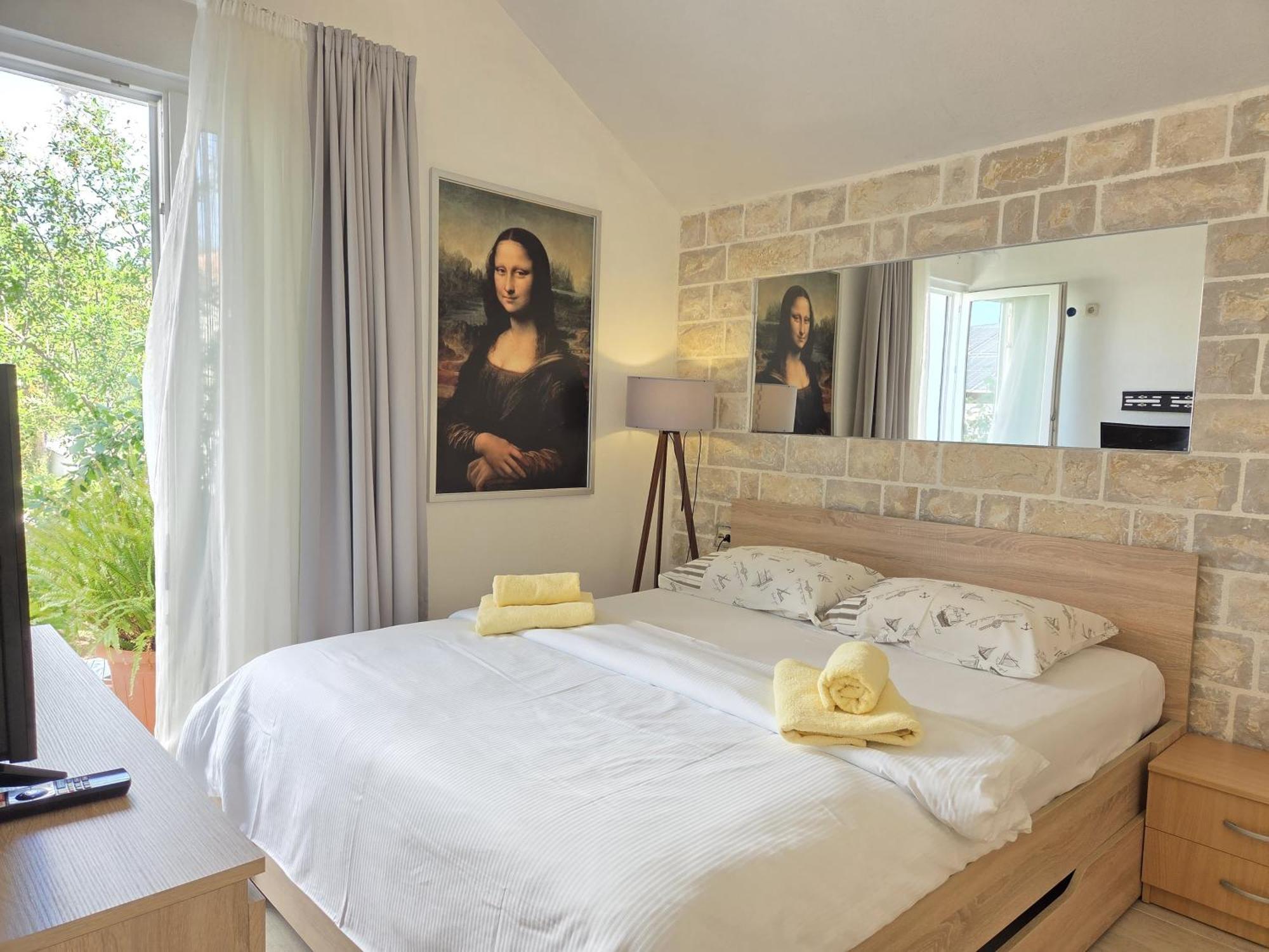 Apartments Jelena Supetar - Four Apartments - A Small House With A Private Yard - Two-Room Apartment With A Sea View - Studio Apartment - Two-Room Apartment With Garden View- Free Parking Extérieur photo
