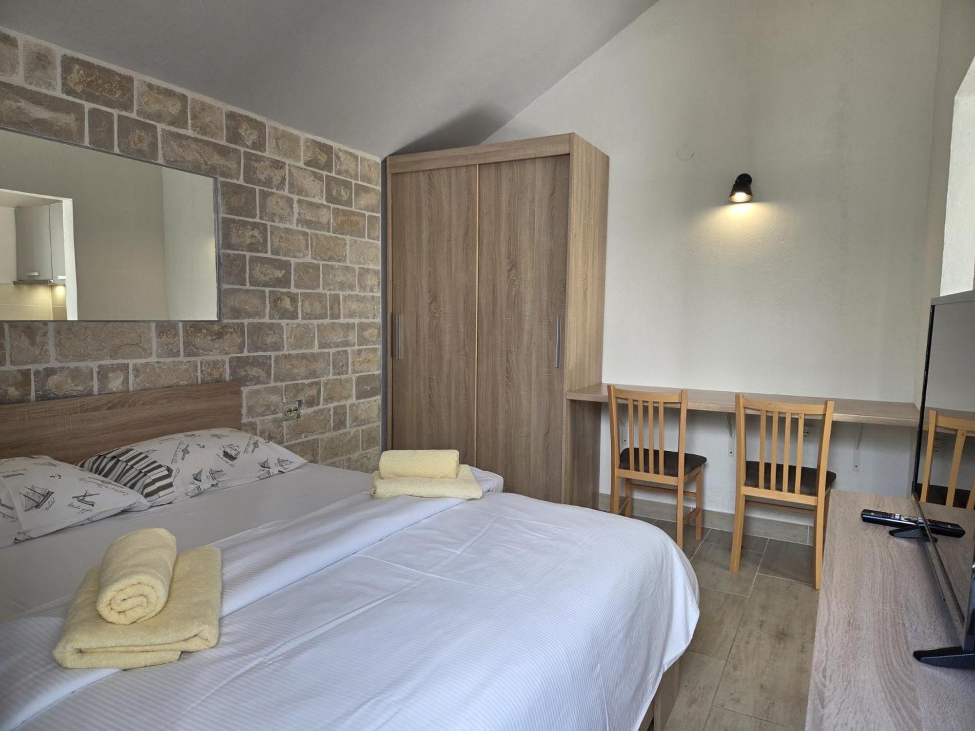 Apartments Jelena Supetar - Four Apartments - A Small House With A Private Yard - Two-Room Apartment With A Sea View - Studio Apartment - Two-Room Apartment With Garden View- Free Parking Extérieur photo